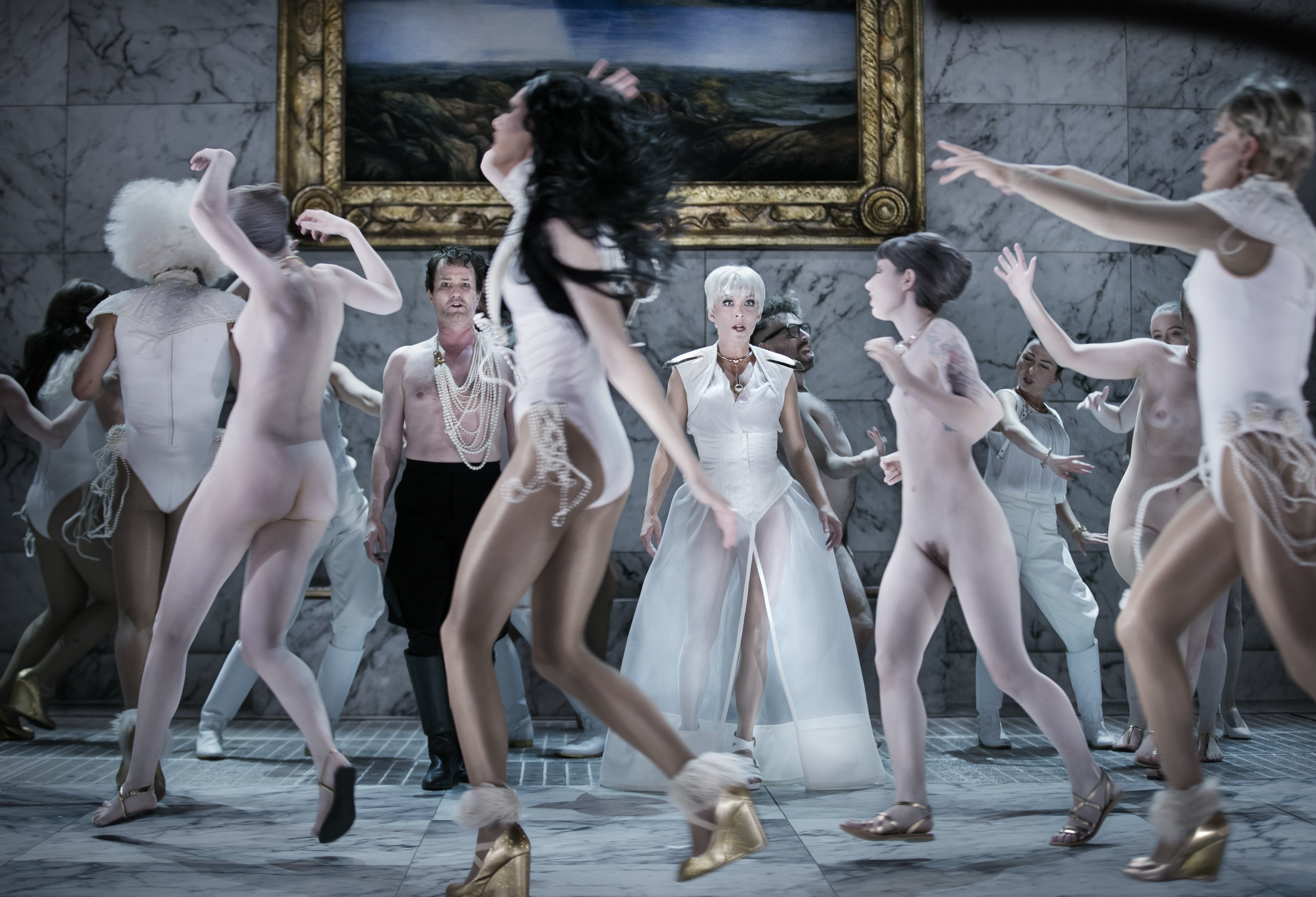 голые актеры играют в театре фото 19