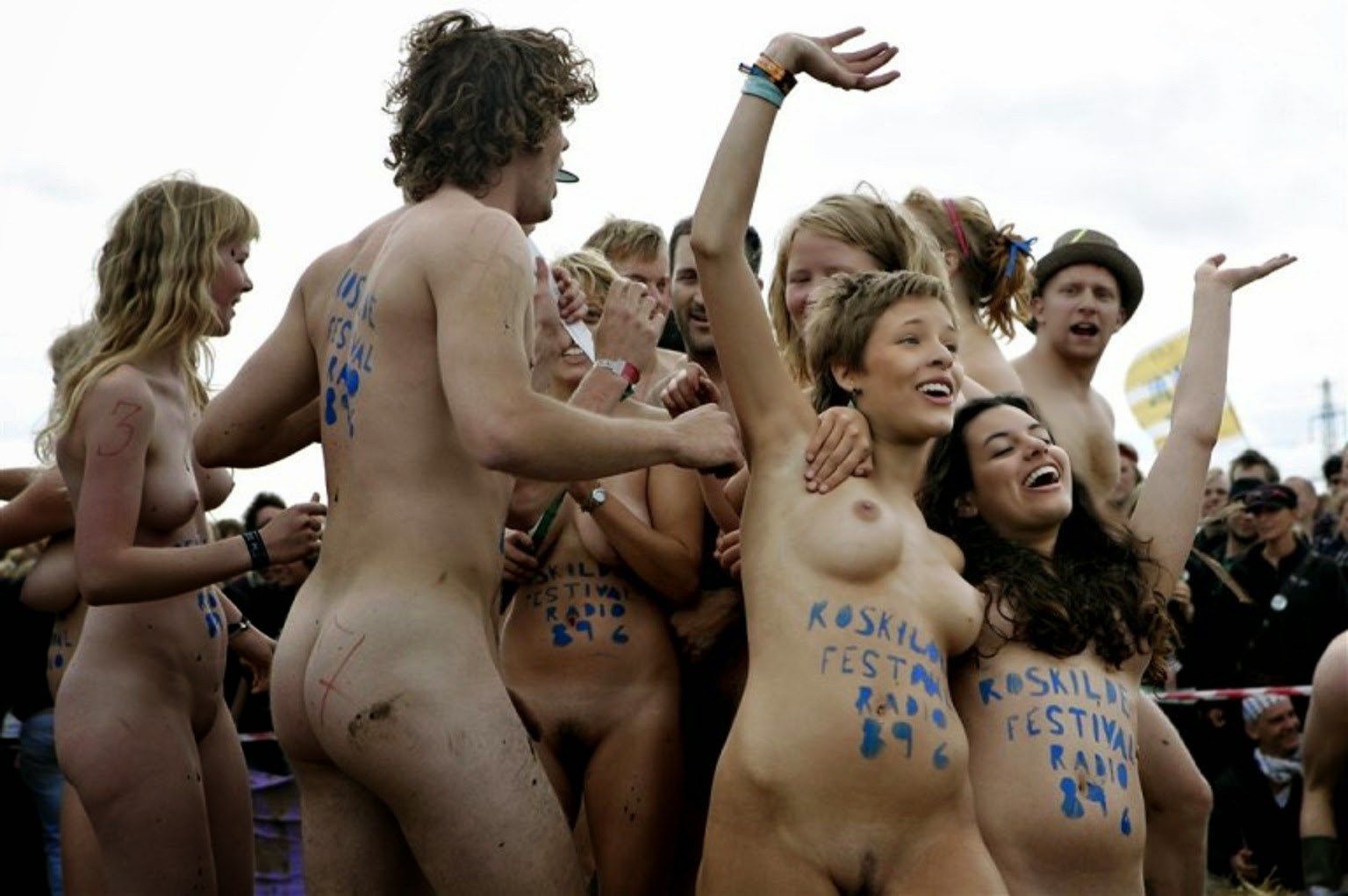 фестивали с голыми девками фото 11