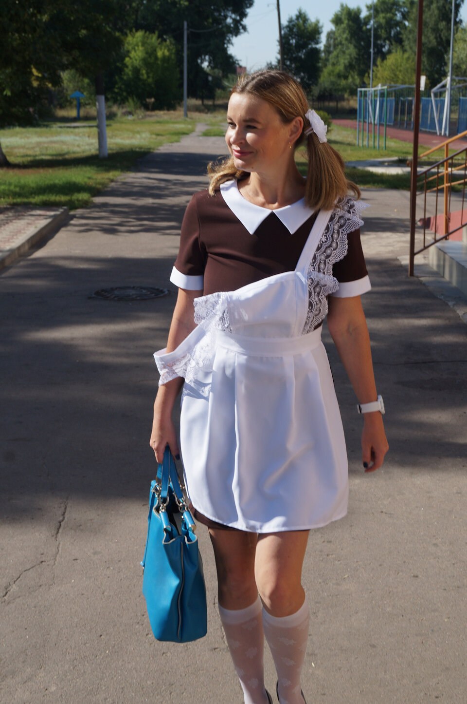 Қыздар жағажайда үлкен мүшесін және олардың реакциясын көреді