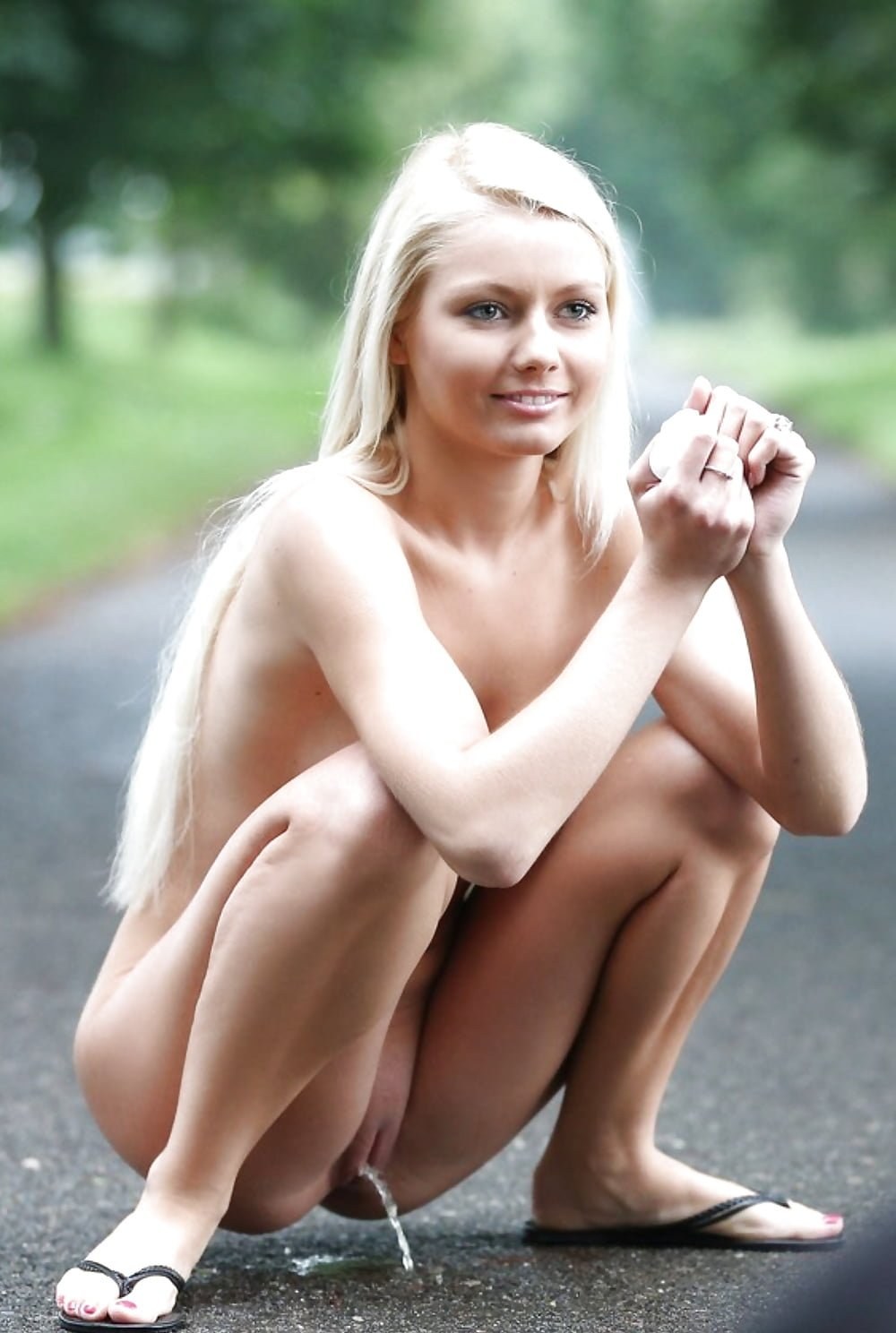 фото голая женщина на корточках фото 96