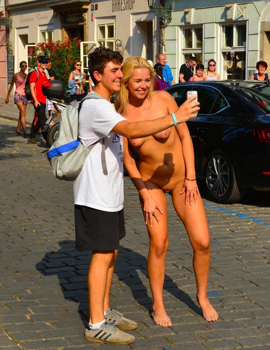 голые парни с одетыми девушками по улице фото 8