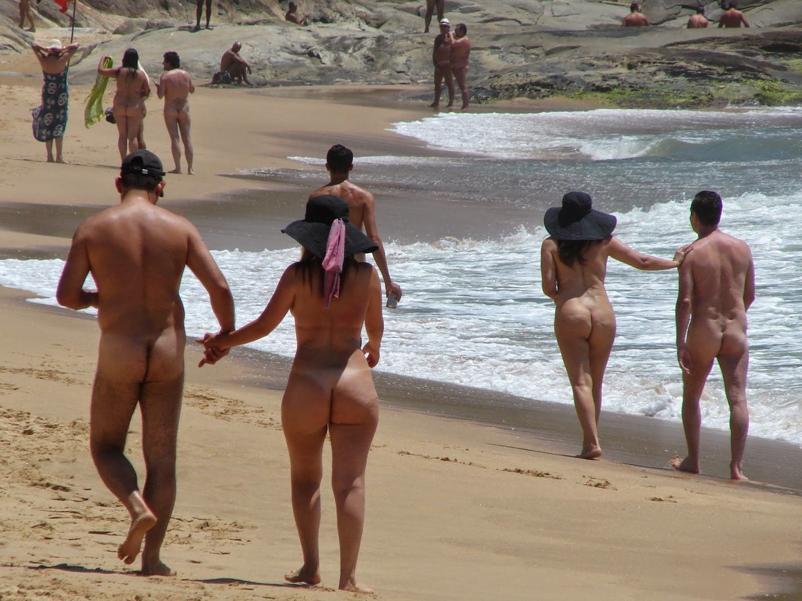 Две голые бразильянки на пляже репортаж (87 фото)