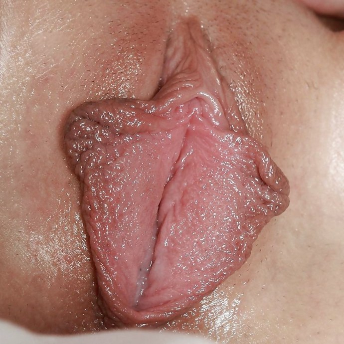 Растянула большие половые губы