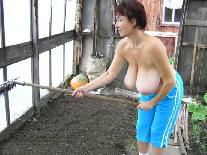 Голые зрелые бабы на природе