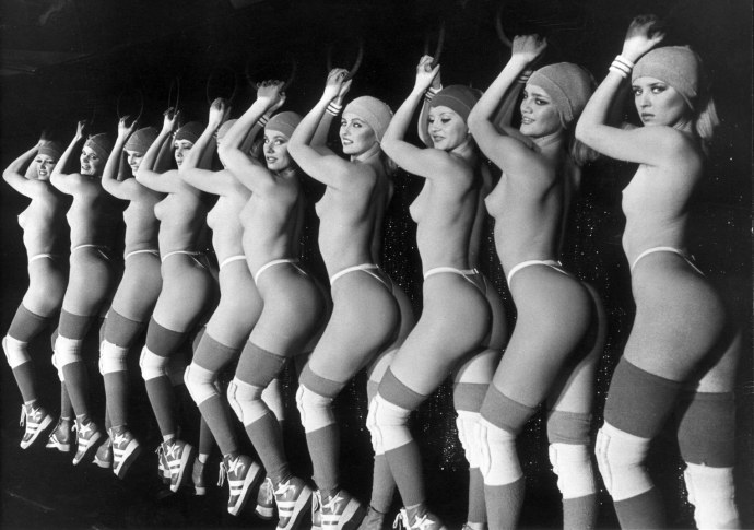 Голое шоу на сцене Бурлеск