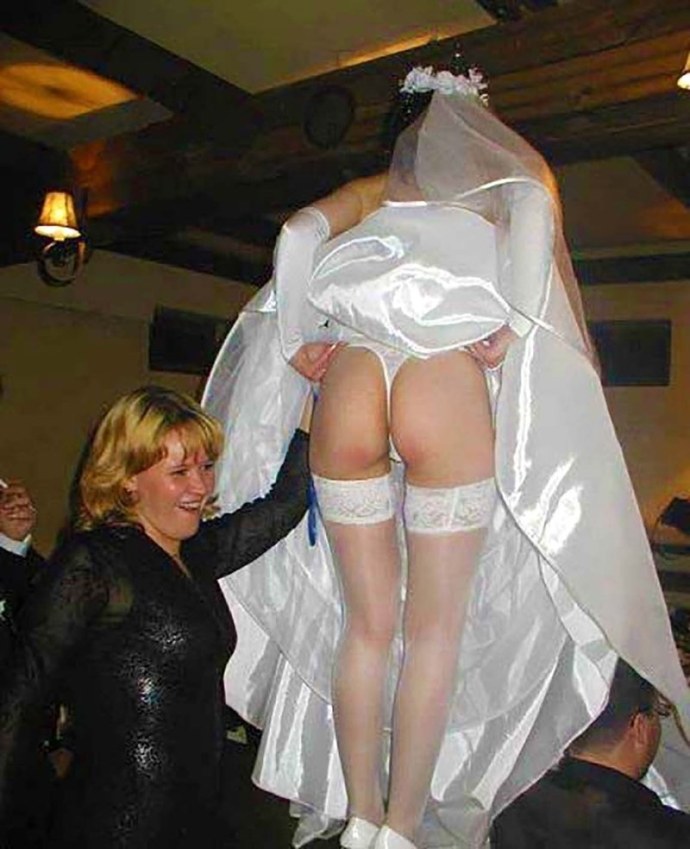 Невесты в свадебных платьях без трусов