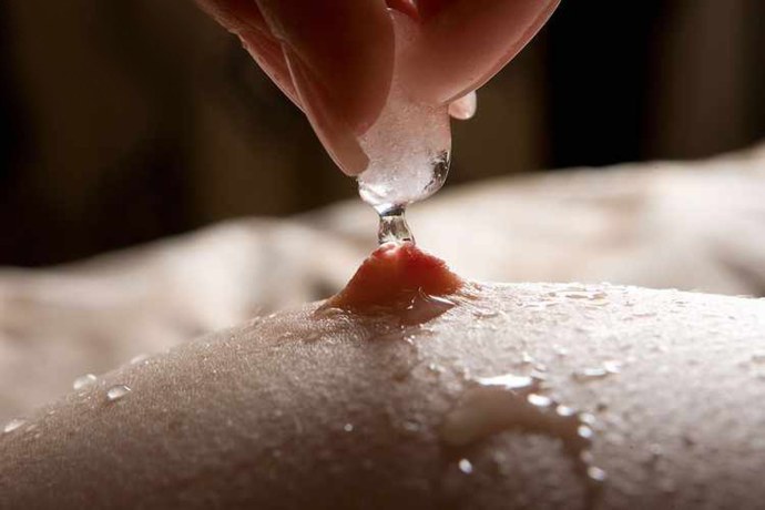 Эротический фотосет со льдом