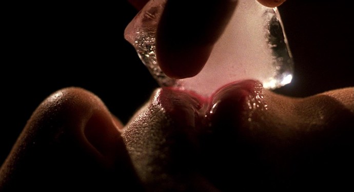 Кубики льда на сосках