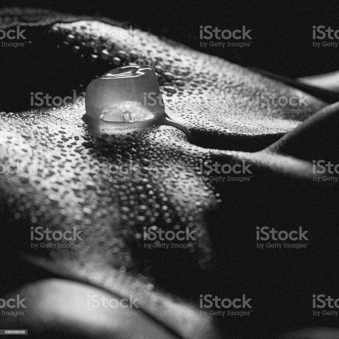 Сунула мороженое в киску