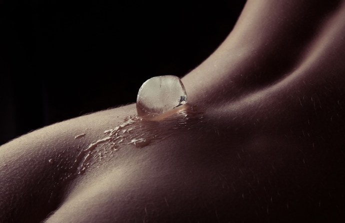 Лед по телу девушки