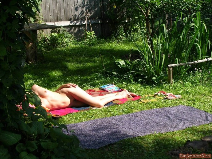 Девчонки топлесс на даче