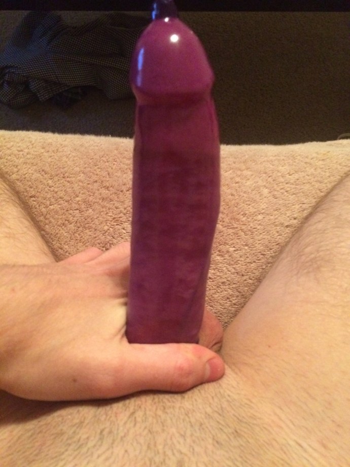 Парень кончил в презерватив