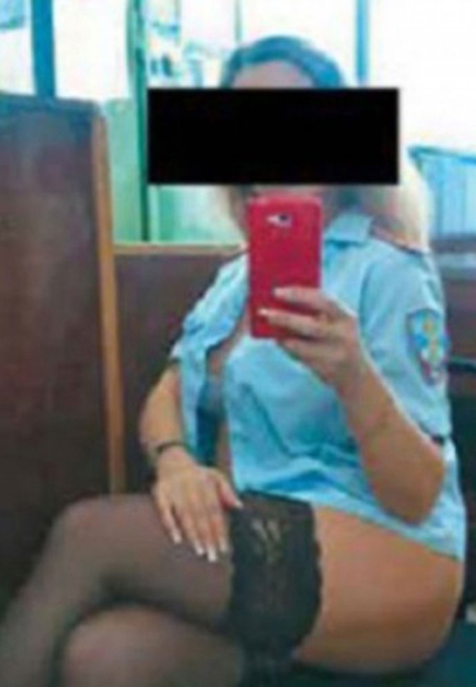 Голая сотрудница полиции (11 фотографий) - порно фото albatrostag.ru