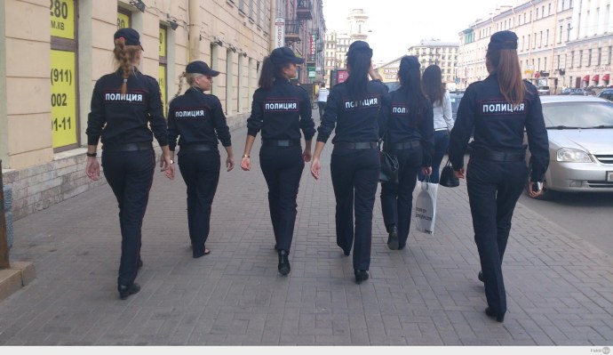 Девушка в форме следователя