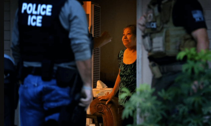 Голые сотрудницы полиции