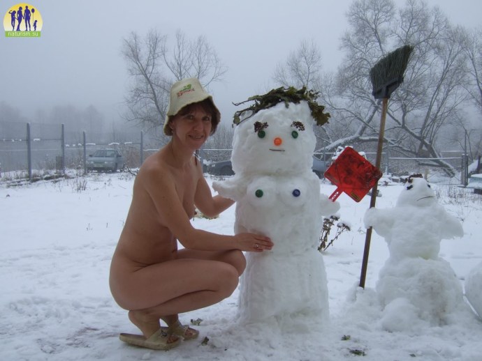 Голые девки купаются в проруби