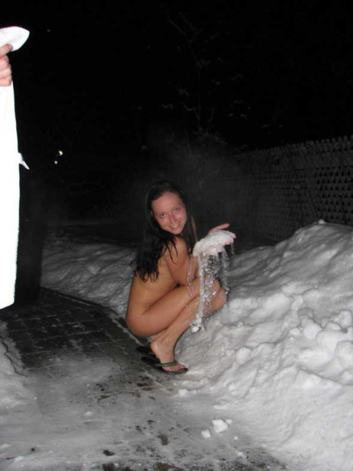 Голые красотки в проруби