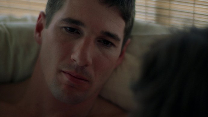 Ричард Гир дарит цветы