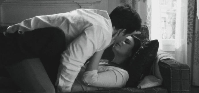 Страстный поцелуй на диване