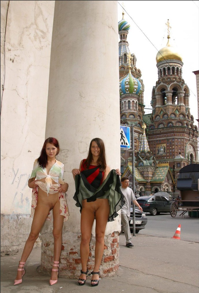 Девушки обнажаются в общественных местах