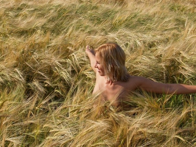 Эротическая фотосессия в поле