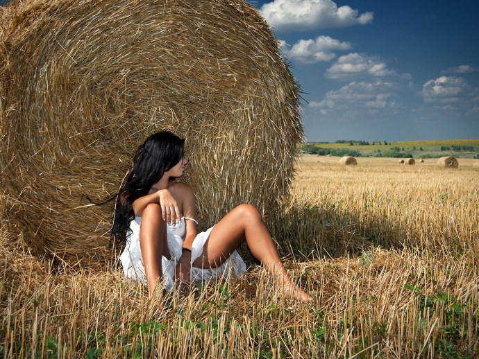 Девушки обнажаются в поле