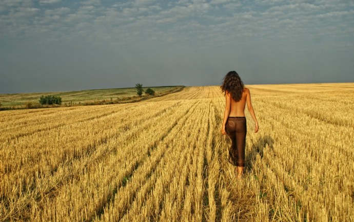 Девки ебутся на сеновале