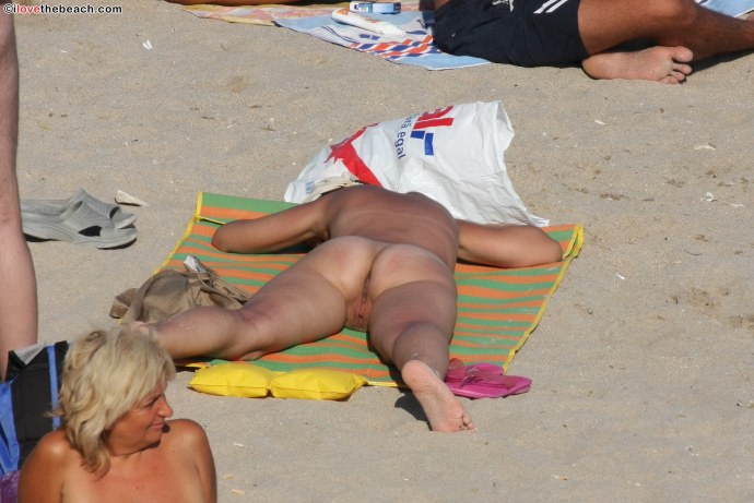 Дамы на отдыхе без трусов