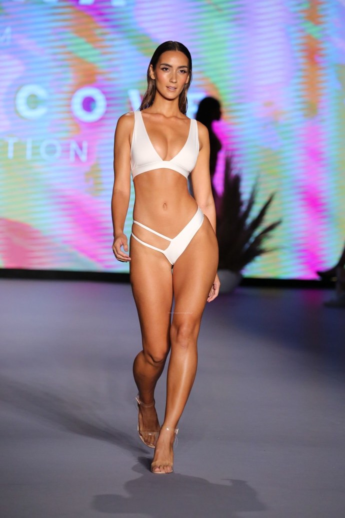 Priscilla Ricart подиум