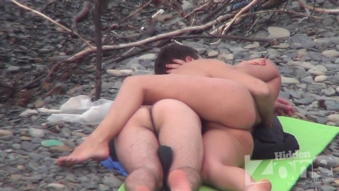 Трах на пляже скрытая камера