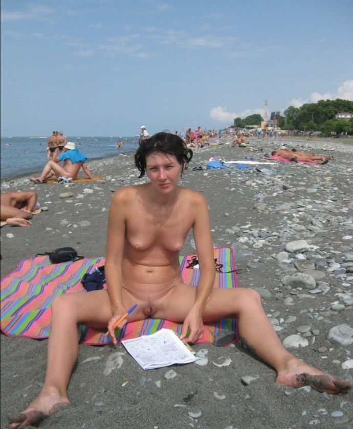 Катя Кловер с мужиками на пляже