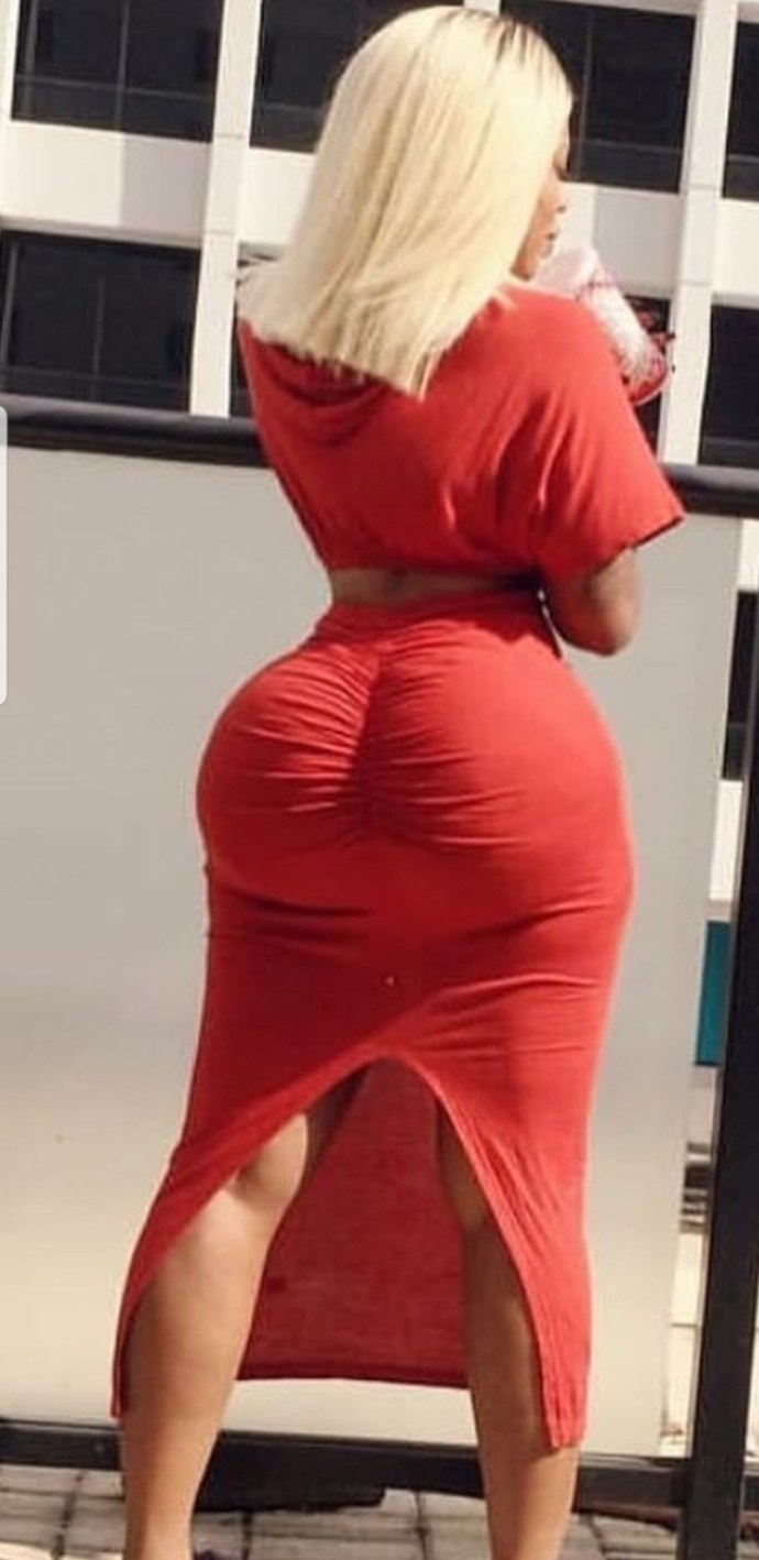 Natalie Austin в платье