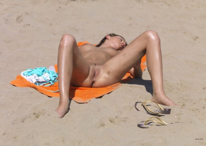 Пляжные девушки голышом