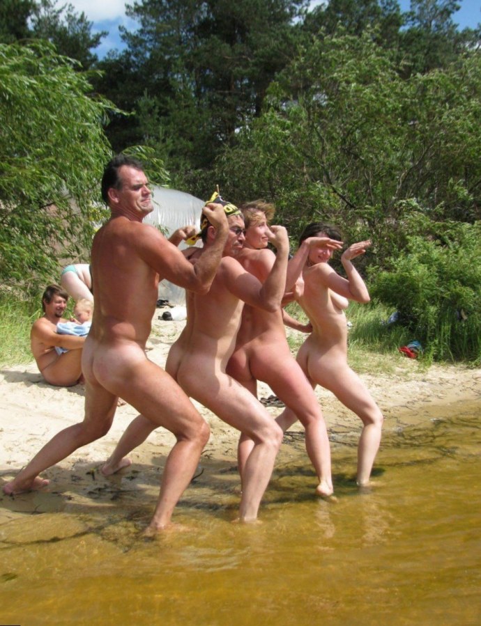 Маленькие нудистки на день Нептуна