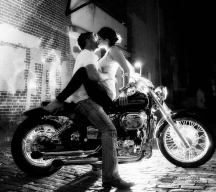 Мужчина и женщина на мотоцикле