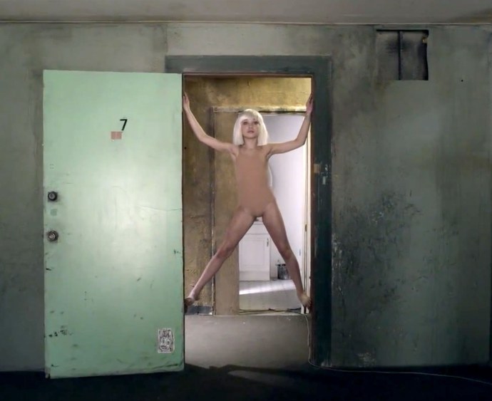 Голышом танцуют на сцене