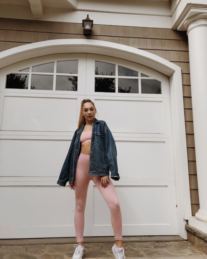 Жена танцует голой после душа