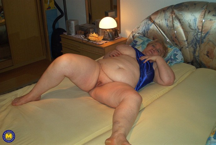 Зрелая жена в халате без трусов