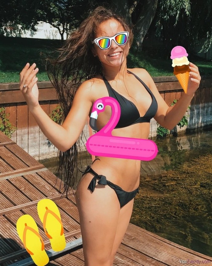 Helga Lovekaty в зеленом купальнике