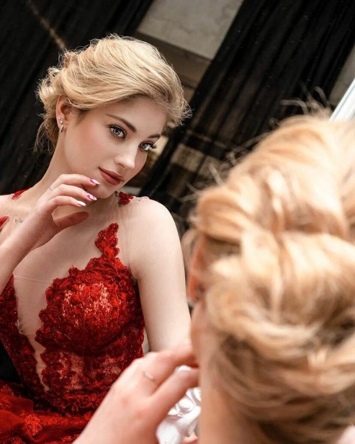 Девушка в платье красивая