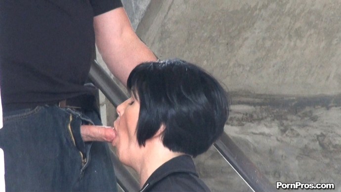 Зрелая отсасывает в подъезде