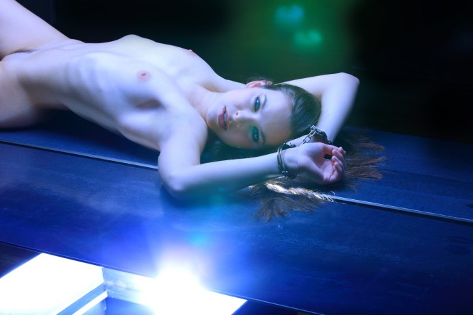 Голышом на велосипеде в лесу