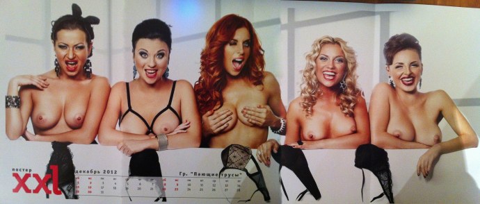 Девушка в респираторе