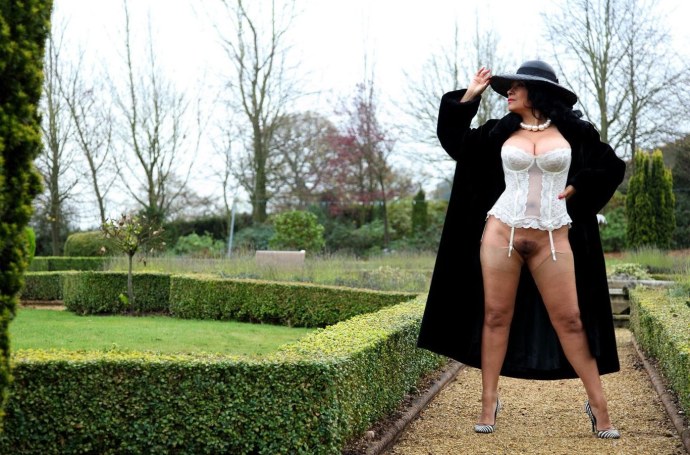 Голые женщины в чулках и шляпе