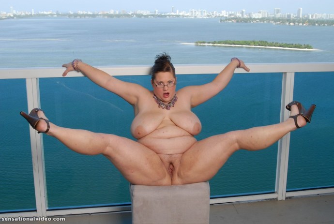 Связанные толстушки на кровати