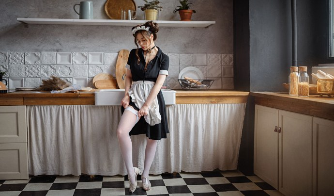 Голая на разделочном столе