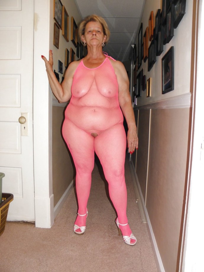 Голые старые жирные бабки раком.