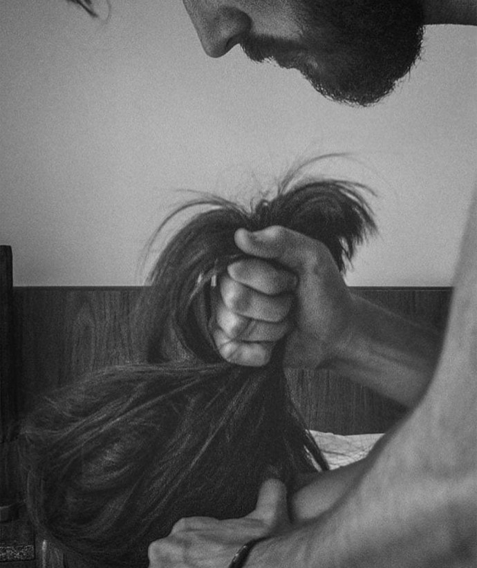 Держит за волосы