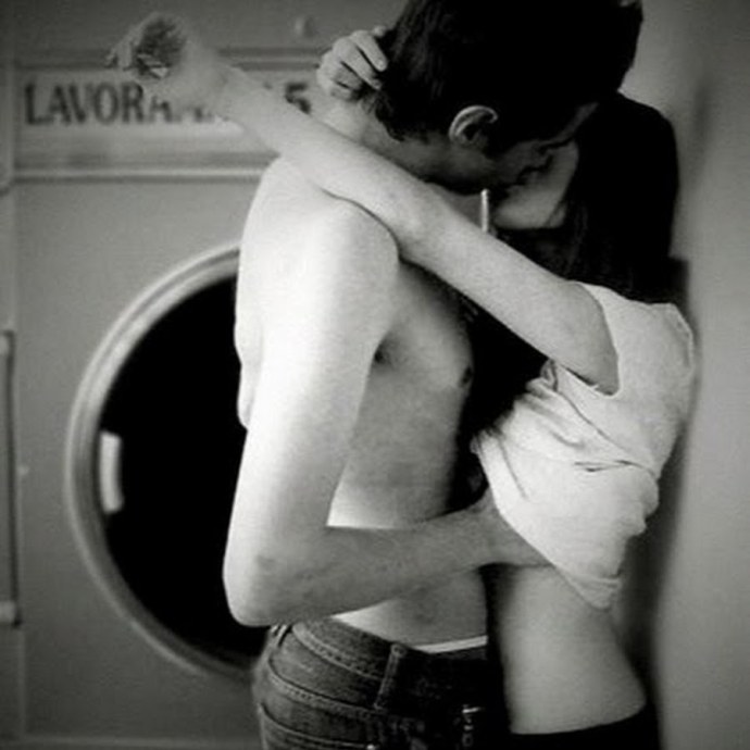 Парень обнимает девушку