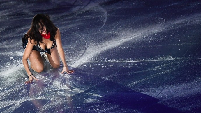 Фото с машиной девушки в лесу